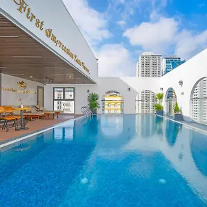 Golden Lotus - Rooftop Bar Sea View Дананг